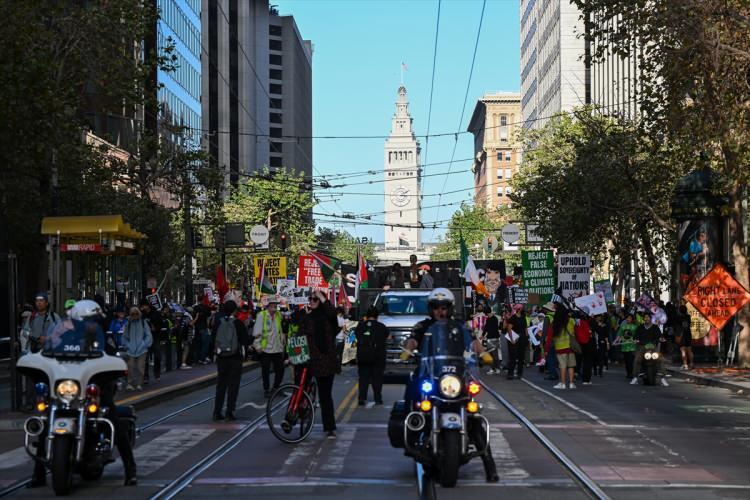 <p>İsrail'in Gazze'ye saldırılarını protesto etmek ve Filistin'e destek vermek amacıyla çok sayıda kişi Moscone Kültür Merkezi önünde toplandı.</p>