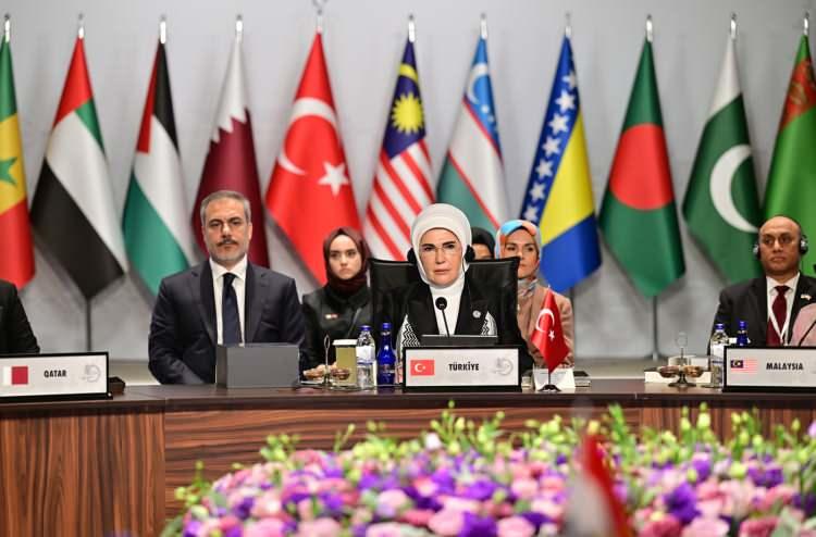 <p>Cumhurbaşkanı Recep Tayyip Erdoğan'ın eşi Emine Erdoğan, İstanbul'da düzenlenen "Filistin İçin Tek Yürek" temalı Lider Eşleri Zirvesi'nde önemli açıklamalarda bulundu.</p>
