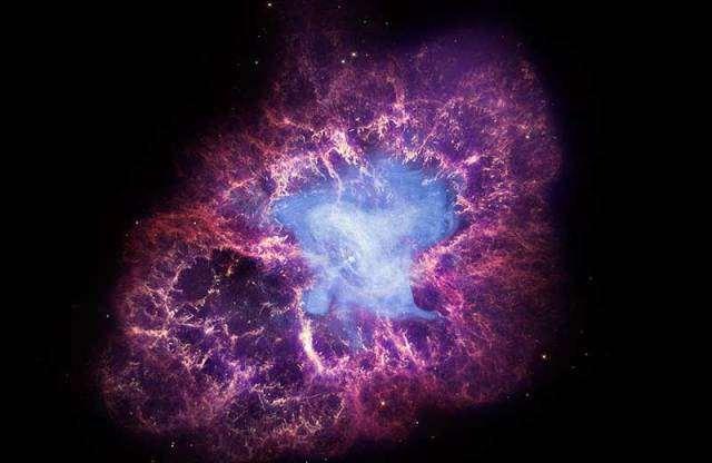 <p>Yengeç Nebulası, Boğa takımyıldızında 6,500 ışık yılı uzaklıkta bulunan ve iyi çalışılmış bir süpernova kalıntısıdır.</p>

