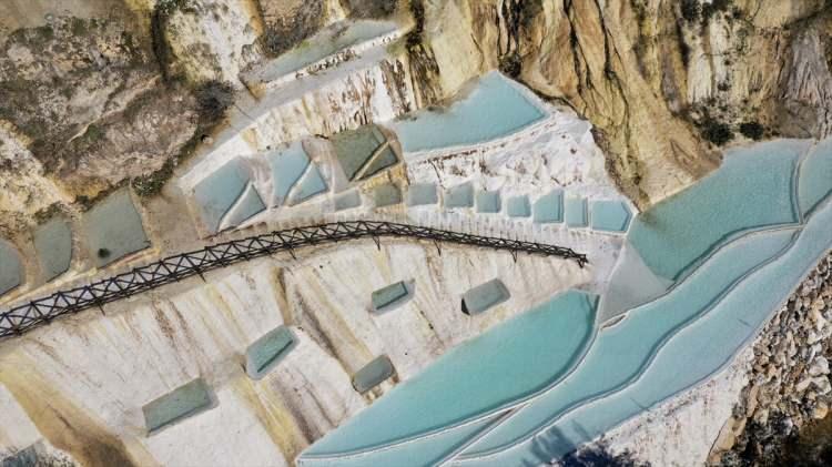 <p>Yerli ve yabancı binlerce turist yurdun doğal güzelliklerinden yararlanıyor.</p>