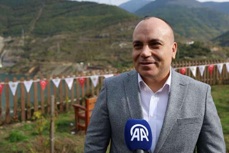 <p>Artvin Valisi Cengiz Ünsal, AA muhabirine, Yusufeli Barajı suları altında kalan 7 köyün yeniden kurulduğu yeni yerleşim yerlerindeki yaşantının, her geçen gün daha iyiye gittiğini söyledi.</p>

<p> </p>
