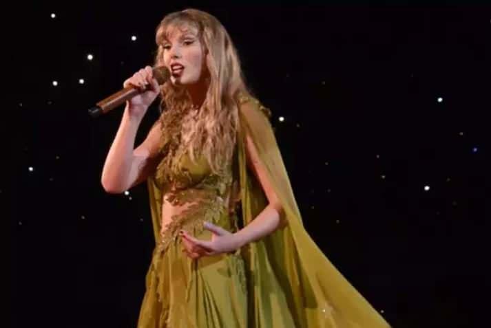 <p>Brezilya'da Eras isimli turnesinde Taylor Swift'i dinlemeye giden genç kız, konserden önce fenalaşmış. Konser sırasında ise aniden kalbi durarak vefat etti.</p>
