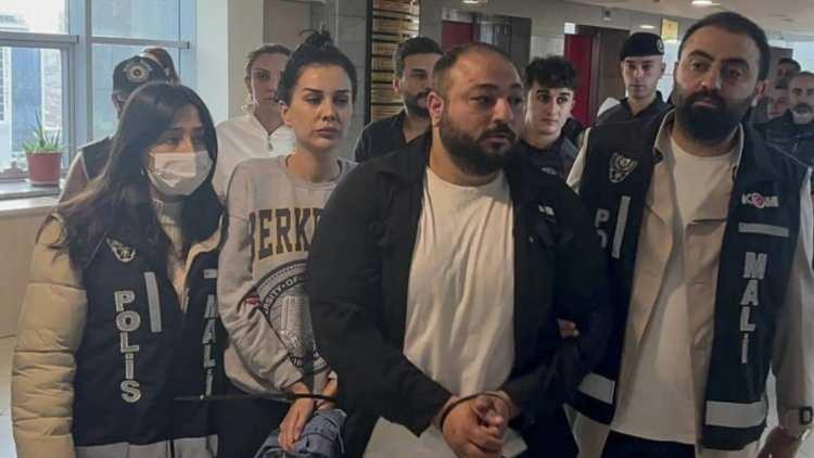 <p>Soruşturma kapsamında çalışmalarını sürdüren ekipler, Dilan ve Engin Polat'a ait bir medikal şirketin Ankara'da başka bir firmaya isim hakkını verdiğini, bu firmanın hesabındaki 1 milyon 800 bin liranın da ortakların kişisel hesaplarına aktarılmaya çalışıldığını belirlemişti.</p>