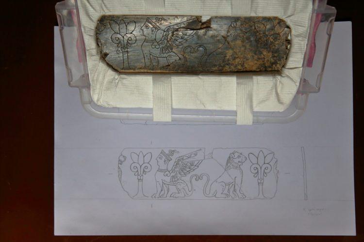 <p>Eserin kendi dönemine ilişkin önemli ipuçları verdiğine dikkati çeken Schachner, "Böyle bir eser varsa, buranın artık küçük bir kasaba değil, daha önemli, belki bir güç merkezi olduğunu söylememiz de mümkün oluyor. Çünkü önceki yıllardaki bir başka keşif ile değerlendirdiğimizde, karmaşık bir toplumsal yapı mı yoksa hiyerarşik bir toplumsal yapıya mı işaret ettiğini söylememiz mümkün oluyor. Yavaş yavaş o dönemin toplumsal statüleri hakkında daha iyi bilgi edinmemiz mümkün oluyor." diye konuştu.</p>
