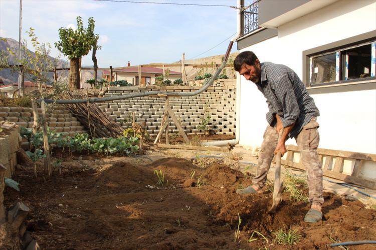 <p>Her geçen gün eksikliklerin giderildiğini aktaran Yıldırım, "Burada çok mutluyuz. Tabii hatıralarımız silindi, bunun burukluğu var ama burada yeni bir hayat kurduk. Devletimiz bize imkan tanıdı. Evlerimizi yaptı, mağdur olmadık. Memleketimizden göç etmek zorunda kalmadık." diye konuştu.</p>

<p> </p>
