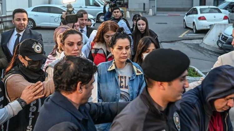 <p>Paranın yine aile bireylerine ait şirketler arasında transfer edildiği, son aşamada ise Engin Polat'ın sahibi olduğu Milda Gayrimenkul isimli firmada toplanarak gayrimenkul ve çok sayıda araç alındığının tespitinin ardından İstanbul Mali Suçlarla Mücadele Şube Müdürlüğü ekipleri, şüphelilerin kimliklerini belirlemiş, İstanbul merkezli Ankara, Yalova, Ordu, Kırklareli ve Manisa'da 43 adrese eş zamanlı operasyon düzenlemişti.</p>
