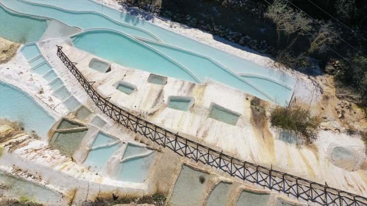 <p>Mineralli suyun aktığı beyaz taşlar ve turkuaz renkli göletlerden oluşan, Pamukkale'ye benzerliğiyle dikkati çeken Göksu travertenleri yoğun ziyaretçi alıyor.</p>
