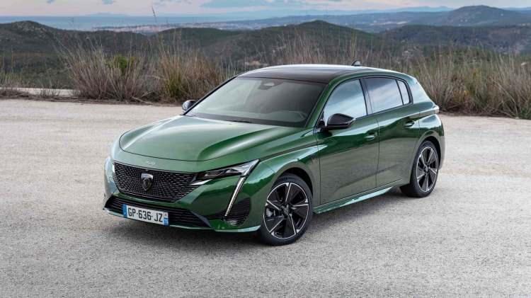 <p>Yeni Peugeot E-308, sürücüyü sakin ve güvenli sürüşe teşvik etmek üzere; güvenli takip mesafesini koruyan Dur-Kalk Fonksiyonlu Adaptif Cruise Control, 75 metreye kadar algılayabilen uzun menzilli Kör Kokta Uyarı Sistemi, geri manevralarda hayatı kolaylaştıran Geri Manevra Trafik Uyarı Sistemi gibi, yeni nesil sürüş yardımcıları ile destekliyor.</p>