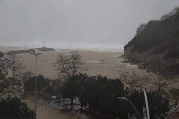 <p>Meteoroloji Genel Müdürlüğü tarafından yapılan son değerlendirmelere göre: Ülkemiz genelinin çok bulutlu, Marmara, İç Ege, Doğu Akdeniz, İç Anadolu, Karadeniz ile Doğu ve Güneydoğu Anadolu'nun yağışlı geçeceği tahmin ediliyor. Genellikle yağmur ve sağanak, İç Ege ve İç Anadolu'nun yüksekleri, Batı ve Doğu Karadeniz’in iç kesimlerinin yüksekleri, Doğu Anadolu’nun kuzey ve doğusu ile Kırklareli, Bursa ve Bilecik’in yüksek kesimlerinde karla karışık yağmur ve kar şeklinde görülecek olan yağışların; Marmara, Batı ve Doğu Karadeniz, İç Anadolu’nun kuzeybatısı, Doğu Akdeniz, Doğu Anadolu’nun güney ve batısı, Güneydoğu Anadolu ile Ordu çevrelerinde kuvvetli, yer yer çok kuvvetli ve şiddetli olması bekleniyor.</p>