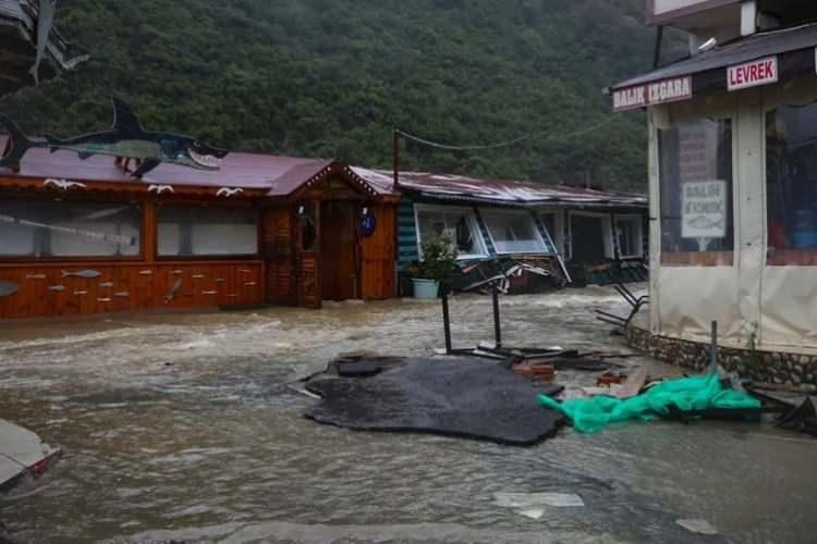 <p>Meteoroloji Genel Müdürlüğü'nün uyarıların ardından yurdu etkisi altına alan sağanak ve fırtınanın etkisi Cumartesi gününden itibaren sürüyor.</p>
<p> </p>