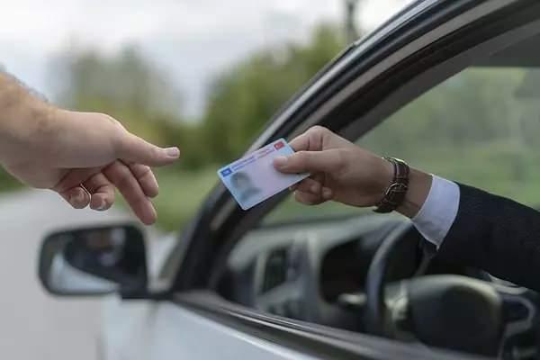 <p>Bugün 7.500 lira olan kurs ücretinin 2024 yılında 15 bin lira olması gerekiyor. Harç zamları ile birlikte ehliyet almak 20 bin lirayı bulabilir" diyor.</p>
