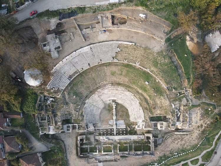 <p>Uzmanlar, yeni rastlanan mozaikli odanın, geç Roma dönemine ait bir kült alanını (bir toplumun veya grubun belirli değerleri, inançları, gelenekleri, sanatı ve diğer kültürel unsurları içeren genel bir yaşam tarzını ifade ettikleri alan) temsil ettiği düşünüyor.</p>
