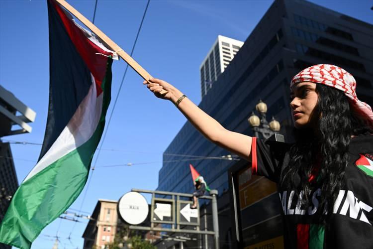 <p>ABD'nin San Francisco kentinde bulunan Moscone Kültür Merkezi'nde, 11-17 Kasım tarihlerinde devam eden APEC Asya Pasifik İşbirliği zirvesi sırasında, Filistinlilere destek için gösteri düzenlendi.</p>