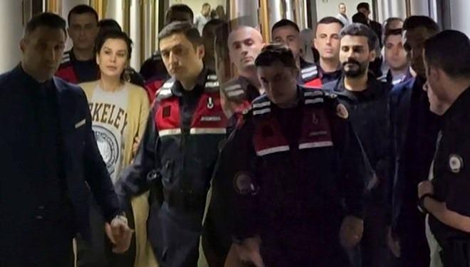 <p>Küçükçekmece Cumhuriyet Başsavcılığınca Bahçeşehir 1. Kısım Doğa Parkı'nda bulunan Banu Parlak'a ait güzellik merkezinin 1 Ekim'de saat 02.00 ve 04.30 sıralarında motosikletli şüphelilerce kurşunlanmasına yönelik soruşturma devam ediyor.</p>