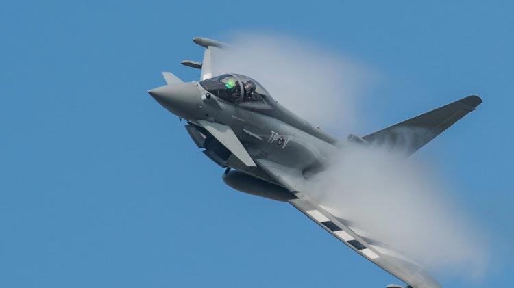 <p><strong>EUROFIGHTER SAVAŞ UÇAĞI ÖZELLİKLERİ NELER?</strong></p>
<p> </p>
<p>Uzunluk: 15.96 m (52.4 ft)</p>
<p>Mürettebat: 1 (2)</p>
<p>Kanat Açıklığı: 10.95 m (35.9 ft)</p>
<p>Kanat Açıklığı: 5.28 m (17.3 ft)</p>