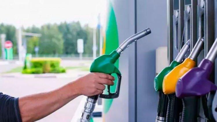 <p>Gece yarısından itibaren geçerli olmak üzere motorine 1 lira 14 kuruş zam yapıldı. Benzin fiyatında ise değişiklik olmadı.</p>
<p> </p>