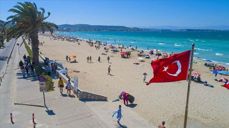 <p>Türkiye'nin turizm gelirleri 2023 yılının ilk yarısında yıllık bazda yüzde 27 artışla 21,7 milyar dolara yükseldiği belirtilen raporda, İstanbul'da 10 Haziran’da Inter Milan ile Manchester City arasında oynanan Şampiyonlar Ligi finali, ev sahibi şehre yaklaşık 75 milyon avro (80 milyon dolar) ekonomik katkı sağladığı kaydedildi.</p>
