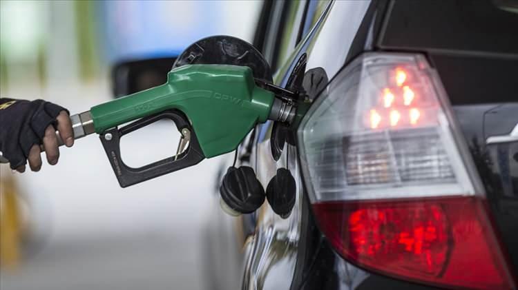 <p> Sektör kaynaklarının aktardığı bilgilere göre; pazartesi günü motorinin litre fiyatına indirim geleceği belirlendi. </p>
