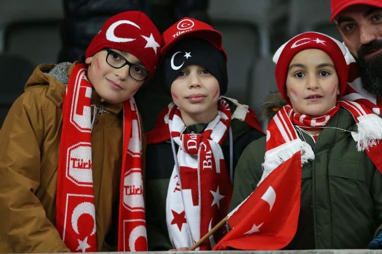 <p>Berlin Olimpiyat Stadı’nda oynanan karşılaşmaya futbolseverler yoğun ilgi gösterirken tribünlerin büyük bölümü doldu.</p>