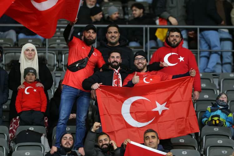 <p>Türkiye dışında en yoğun Türk nüfusunun yaşadığı Berlin’de Türk sporseverler de müsabakaya yoğun ilgi gösterdi.</p>