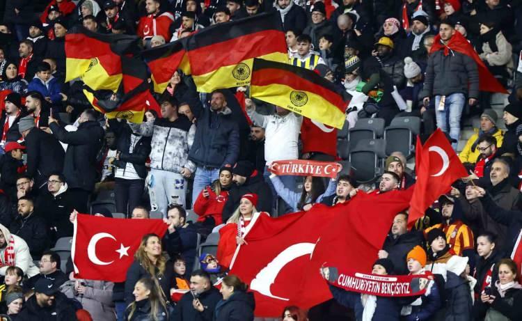 <p>Gurbetçi vatandaşlar, 74.475 kişilik Berlin Olimpiyat Stadı'nı Türk bayrakları ile donatarak ortaya renkli görüntüler çıkardı. </p>