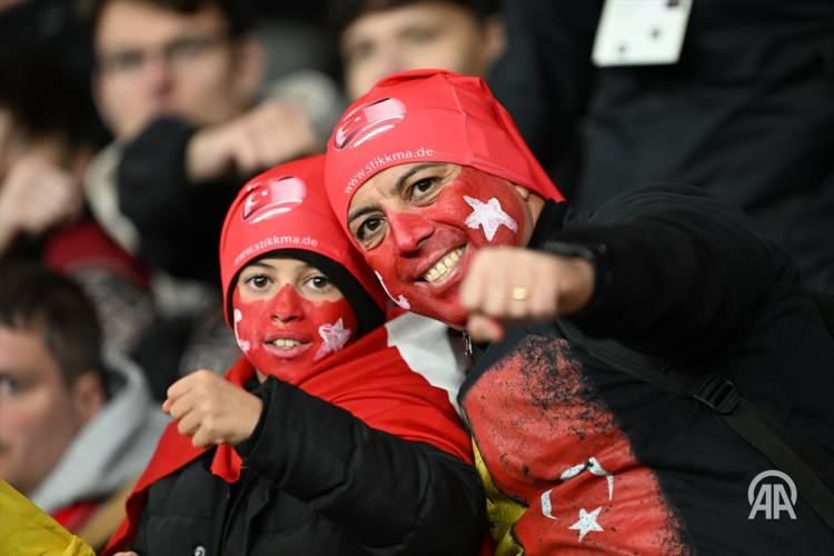 <p>Türkiye'yi maçın başından beri büyük coşkuyla destekleyen taraftarlar bitiş düdüğüne kadar futbolcularımızı sahada yalnız bırakmadı. </p>