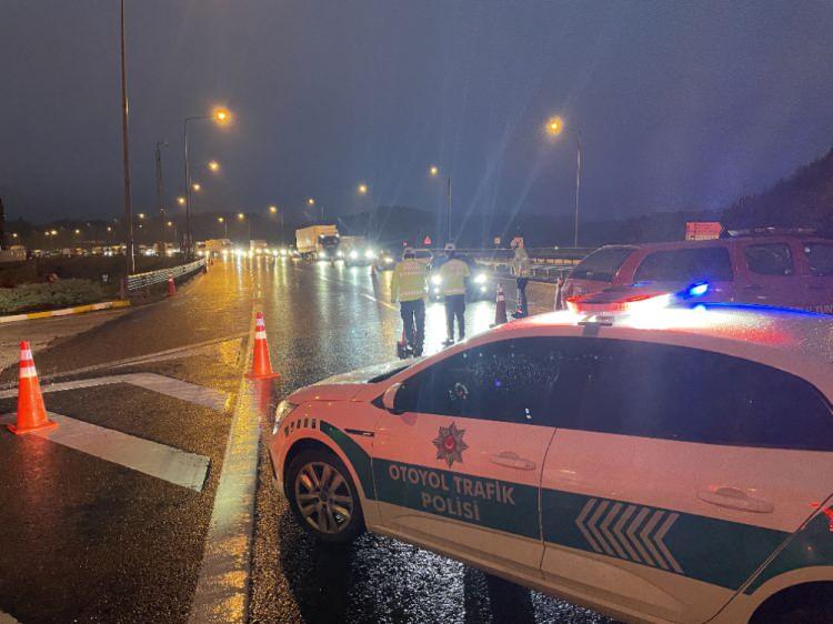 <p>Anadolu Otoyolu Bolu Dağı Tüneli geçişi İstanbul istikameti heyelan riski nedeniyle geçici süre trafiğe kapatıldı.</p>
