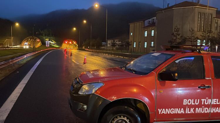 <p>Bölgede sabah saatlerinden itibaren etkili olan yağışın ardından otoyolun İstanbul istikameti Bolu Dağı Tüneli çıkışından yaklaşık 1 kilometre sonra yol kenarında ufak çapta akmalar meydana geldi.</p>
