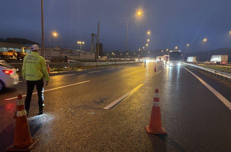 <p>Söz konusu alanda heyelan riski bulunduğunu belirleyen Karayolları ekipleri, Bolu Dağı Tüneli girişinden trafiği kapattı.</p>
<p> </p>