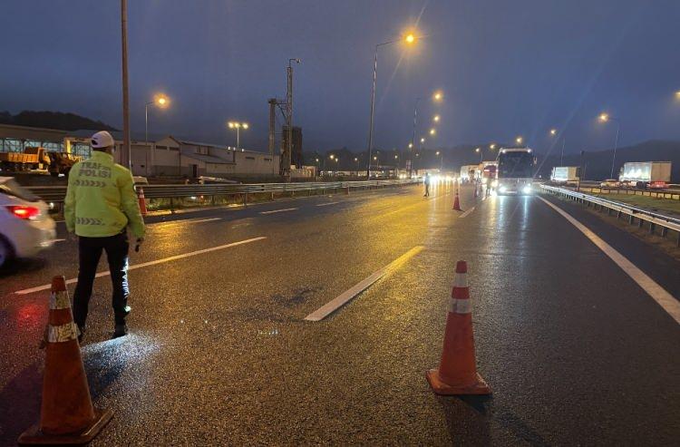 <p>Söz konusu alanda heyelan riski bulunduğunu belirleyen Karayolları ekipleri, Bolu Dağı Tüneli girişinden trafiği kapattı.</p>

<p> </p>
