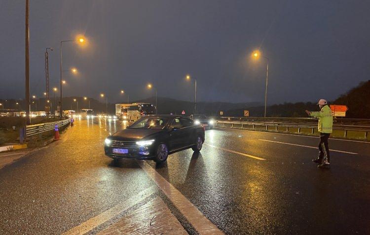 <p>Polis ekipleri, sürücüleri tünel girişinden Ankara istikametine çevirirken, Abant Kavşağı'na konan ışıklı tabelalarla trafik D-100 kara yoluna yönlendiriliyor.</p>