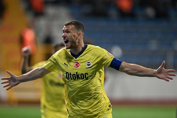 <p>9- Edin Dzeko<br />
<br />
Fenerbahçe / 12 maç, 10 gol<br />
<br />
Türkiye Süper Lig</p>