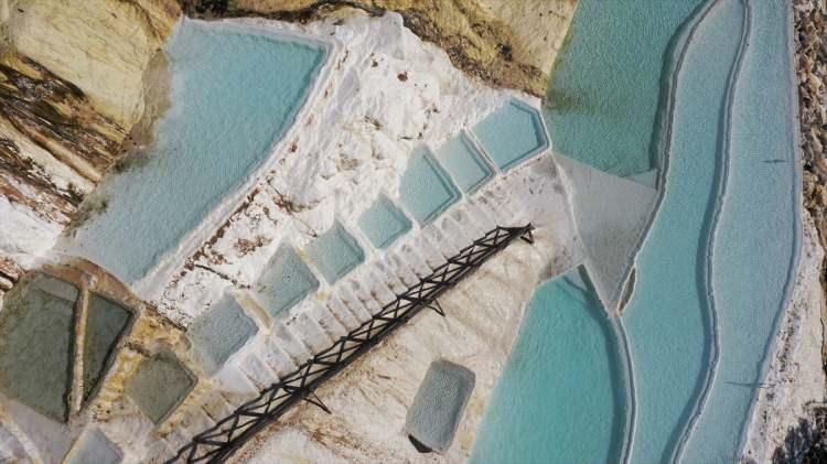 <p>Kuzalan Tabiat Parkı içerisinde Göksu Deresi'nde büyüklü küçüklü dört gölden oluşan ve hazirandan itibaren turkuaz rengi alan Mavigöl, yerli ve yabancı turistlerce geziliyor.</p>