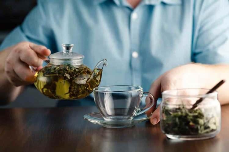 <p> Kronik hastalığı olmayan sağlıklı kişiler için de uyarılar var Farmakolog Doç. Dr. Gül’ün. Yine karışım yerine bitki çaylarını tek başına tüketmelerini öneriyor ve bir örnek üzerinden anlatıyor:</p>
