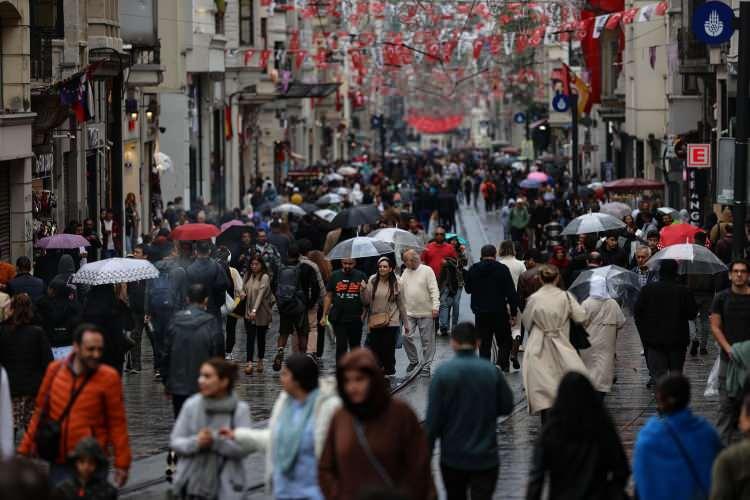 <div>Meteoroloji Genel Müdürlüğü tarafından yapılan son değerlendirmelere göre, ülkenin kuzey ve doğu kesimlerinin parçalı ve çok bulutlu, Doğu Karadeniz, Doğu anadolunun doğusu, gece saatlerinden itibaren Trakya ile Çanakkalenin batısının aralıklı yağışlı geçeceği tahmin ediliyor. Genellikle sağanak ve yer yer gök gürültülü sağanak, Doğu Karadeniz'in iç kesimlerinin yüksekleri ile Doğu Anadolu'nun kuzeydoğu kesimlerinin yükseklerinde karla karışık yağmur ve kar şeklinde görülmesi beklenen yağışların, Artvin, Hakkari, Edirne ve Kırklareli çevrelerinde yer yer kuvvetli olması bekleniyor.</div>

<div> </div>
