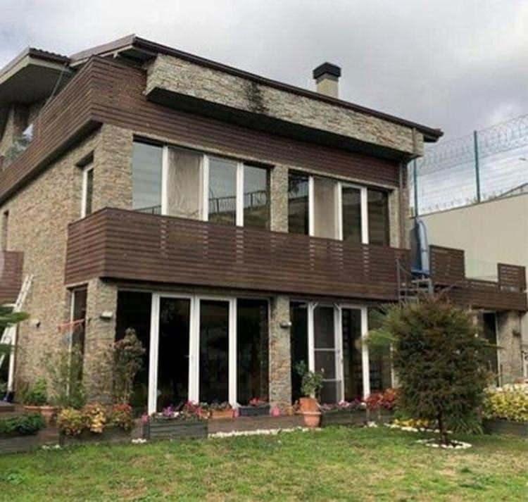<p><strong>Şıkel'in yaşadığı evin giriş katı salon, yemek odası, mutfak ve misafir tuvaletinden oluşuyor. </strong></p>