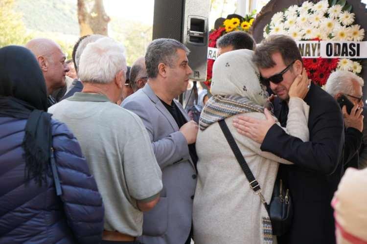<p><strong>AĞIR YARALI HALDE HALIYA SARDILAR</strong></p>
<p>Nurhan Ör'ün kaybolduğu tarihlerde 7 şüphelinin hareketlerini mercek altına alan ekipler, yaklaşık bin saatlik güvenlik kamerası görüntüsünü inceledi. Şüphelilerden I.E.'nin iş insanı Nurhan Ör'ü görüşmek için oto galeriye davet ettiği, burada hesabındaki parayı ele geçirmek isteyen şüphelilerin onu feci şekilde dövdükten sonra ağır yaralı halde bir halıya sararak lüks bir otomobilin bagajına koyup Kocaeli'nin Kartepe ilçesindeki bir çiftlik evine götürdükleri saptandı.</p>