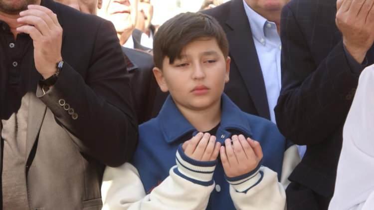 <p><strong>GIYABİ CENAZE NAMAZI KILINDI</strong></p>

<p>Asitle eritildiği için cesedi bulunamayan Nurhan Ör için bugün Kocaeli’nin Körfez ilçesindeki Hereke Sümer Merkez Cami’de gıyabi cenaze namazı kılındı. </p>
