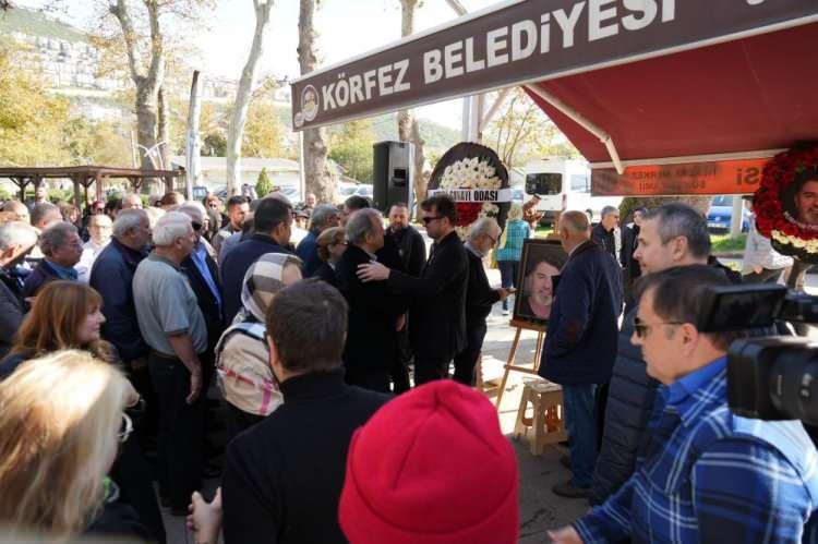 <p>Cenazede Nurhan Ör’ün eşi Başak ile çocukları, Ör'ün ağabeyleri Serhan ve Erhan’ın yanı sıra yakınları ve sevenleri katıldı. Cenazede musalla taşına kırmızı güller konuldu. </p>