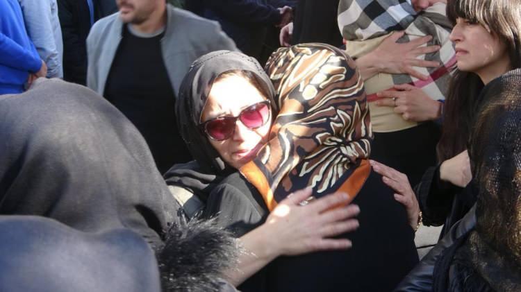 <p>Cenaze namazının kılınmasının ardından Erhan Ör, “Her zaman yanımızda oldunuz. Allah razı olsun. Size bundan sonra daha çok ihtiyacımız var. Bu kötü günümüzde de yanımızda olduğunuz için teşekkür ederiz. Nurhan abimin yerine dostlarımıza ihtiyacımız olacak. Lütfen bundan sonra daha çok yanımızda olunuz” dedi.</p>
