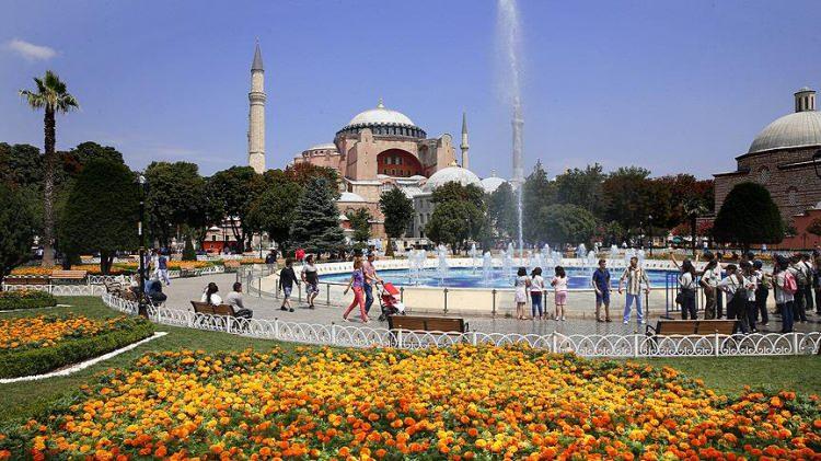 <p>İstanbul 2022'de tek başına 16,02 milyon yabancı turisti ağırlarken, en fazla yabancı ziyaretçi yine Rusya'dan geldi. Rusya'dan gelen turistler toplam ziyaretçilerin yüzde 9,33'ünü, ikinci sırada Almanya yüzde 7,72'ünü ve üçüncü İran ise (yüzde 6,85) takip etti.</p>
