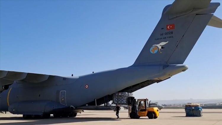 <p>Bunun ardından Cumhurbaşkanı Erdoğan'ın talimatıyla Milli Savunma Bakanlığı'na ait uçaklar Gazze için yardım malzemeleri taşıdı. </p>