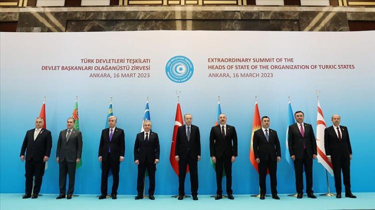 <p>Erdoğan, zirvede, yaptığı konuşmada, "7 Ekim'den beri şahit olduklarımızı mazur gösterecek, bu vahşeti anlatacak hiçbir kavram yoktur. Açık ve net söylemek gerekirse Gazze'de tam 28 gündür insanlığa karşı suç işlenmektedir." ifadelerini kullandı.</p>
<p>Zirve kapsamında ikili görüşmeler de gerçekleştiren Erdoğan, Kırgızistan Cumhurbaşkanı Sadır Caparov, Macaristan Başbakanı Viktor Orban, Azerbaycan Cumhurbaşkanı İlham Aliyev ve Kazakistan Cumhurbaşkanı Kasım Cömert Tokayev ile de İsrail'in Gazze'ye saldırılarını değerlendirdi.</p>