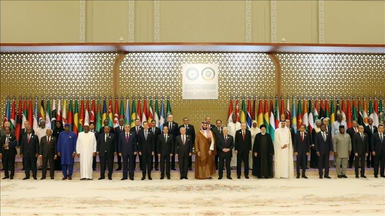 <p>Cumhurbaşkanı Erdoğan, cumartesi günü de Suudi Arabistan'ın başkenti Riyad'da düzenlenen İslam İşbirliği Teşkilatı ve Arap Ligi Olağanüstü Ortak Zirvesi'ne katıldı.</p>
<p>Zirvede İslam ülkelerinin liderlerine seslenen Erdoğan, "Kudüs bizim kırmızı çizgimizdir. Barış şehri olarak bilinen Kudüs'ün ve tüm Filistin topraklarının eski günlerine kavuşması hepimizin dileğidir. İslam dünyası olarak Filistinli kardeşlerimizi elbette sahipsiz ve çaresiz bırakamayız. Gazze'nin yeniden ayağa kaldırılması için İslam İşbirliği Teşkilatı bünyesinde bir fon kurulması gerektiğine inanıyoruz. Batı'nın şımarık çocuğu gibi davranan İsrail yönetimi, yol açtığı tahribatı tazmin etmek mecburiyetindedir." diye konuştu.</p>