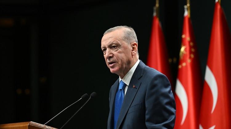 <p>Erdoğan, önümüzdeki günlerde, BM Genel Kurulunda kabul edilen Gazze'de acil insani ateşkes kararına çekimser oy veren ülkelerin liderleriyle telefonda görüşecek, bu ülkeleri de ateşkese destek veren ülkeler safına çekmeye çalışacak.</p>