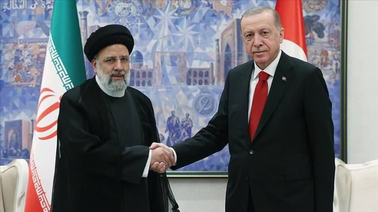 <p>İran Cumhurbaşkanı İbrahim Reisi de 28 Kasım'da Türkiye'ye bir ziyaret gerçekleştirecek. Cumhurbaşkanı Erdoğan ile Reisi bu ziyarette hem iki ülke ilişkilerini hem de bölgesel gelişmeleri değerlendirecek.</p>