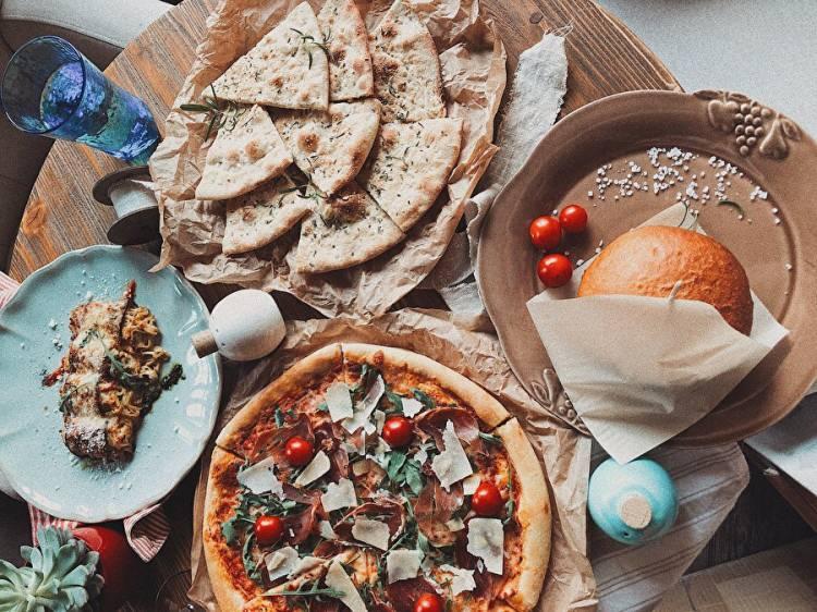 <p>Peki nedir bu fast food? Kelime anlamı “hızlı servis”tir. Yani bilinenin aksine “hızlı yemek” anlamına gelmez. Fast food, hazırlanış süresi hızlı, bekleme süresi az olan, hemen tüketmek veya paket yapılmak üzere satışa sunulan “hızlı satış sistemi”dir. </p>