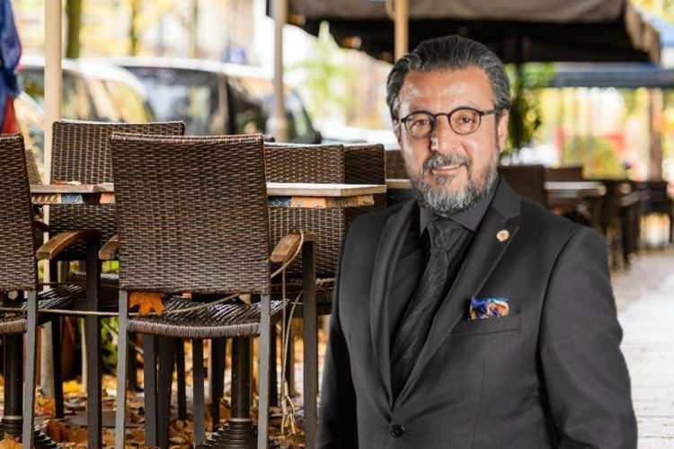 <p>Bu anlamda Türk mutfağı aslında envai çeşit fast foodu içinde barındıran büyük bir hazinedir. Örneğin; ana yemeklerimizden içli köfte, döner, lahmacun, kebap, ızgara köfte, ekmek arası köfte, pide, dürüm çeşitleri; hamur işlerimizden gözleme, simit, erişte, mantı; tatlılarımızdan kadayıf, baklava, katmer; içeceklerimizden Türk kahvesi, mırra, şerbetlerimiz ve benzer yüzlerce ürünümüz hızlı bir şekilde servis edilebilecek ürünlerdir. Alternatif değildir, her biri dünyaca ünlü tüm fast foodların atasıdır aslında.</p>
<p> </p>
