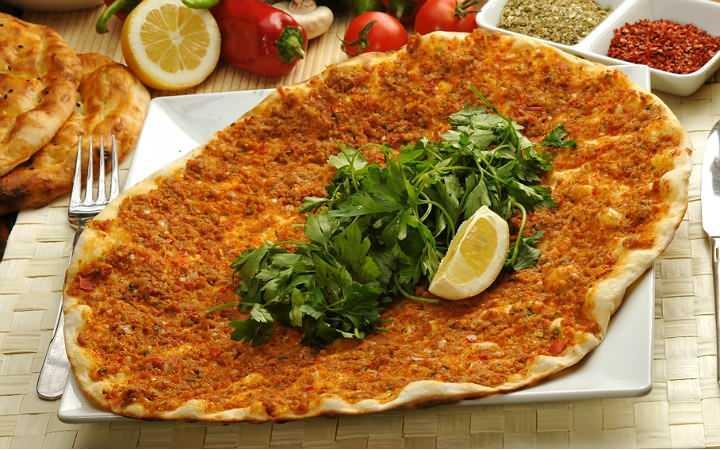 <p>Türk mutfağına ait fast foodların içinde lahmacunun yeri bir başkadır benim için. Hele bir de çıtır çıtır olursa birçok seçeneğe yeğlerim. Lahmacunu çıtır yapan hamurun ayarıdır.</p>