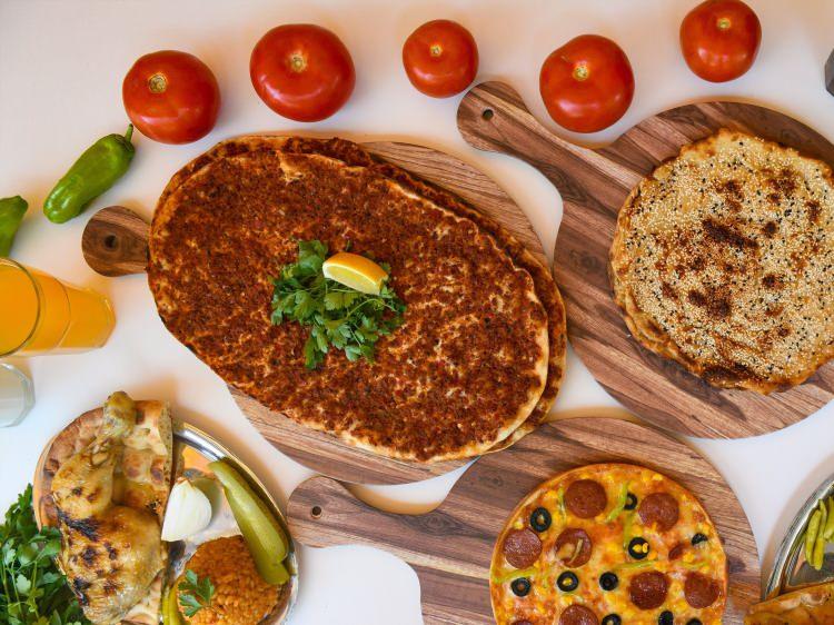 <p> Sert olması, iyi dinlenmesi gerekir. Kaliteli un ve et, lahmacunu lezzetli kılan en önemli aktörlerden. Hamuru olması gerektiği gibi ince tutulur, sebze ve baharatları da iyi seçilirse dünyanın en sağlıklı ve lezzetli fast foodudur lahmacun. Çocuklarımız için mükemmel besleyici bir öğündür. Diyet yapanlara dahi tavsiye edilir. </p>
